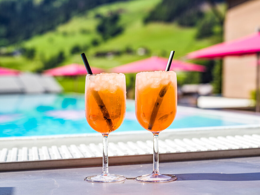 2 Cocktails am Poolrand