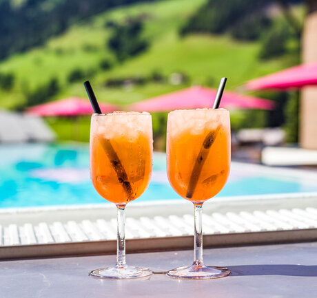 2 Cocktails am Poolrand