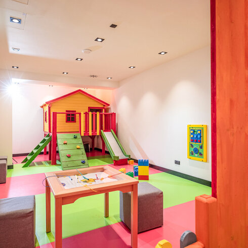 Spielzimmer mit Spielgeräten