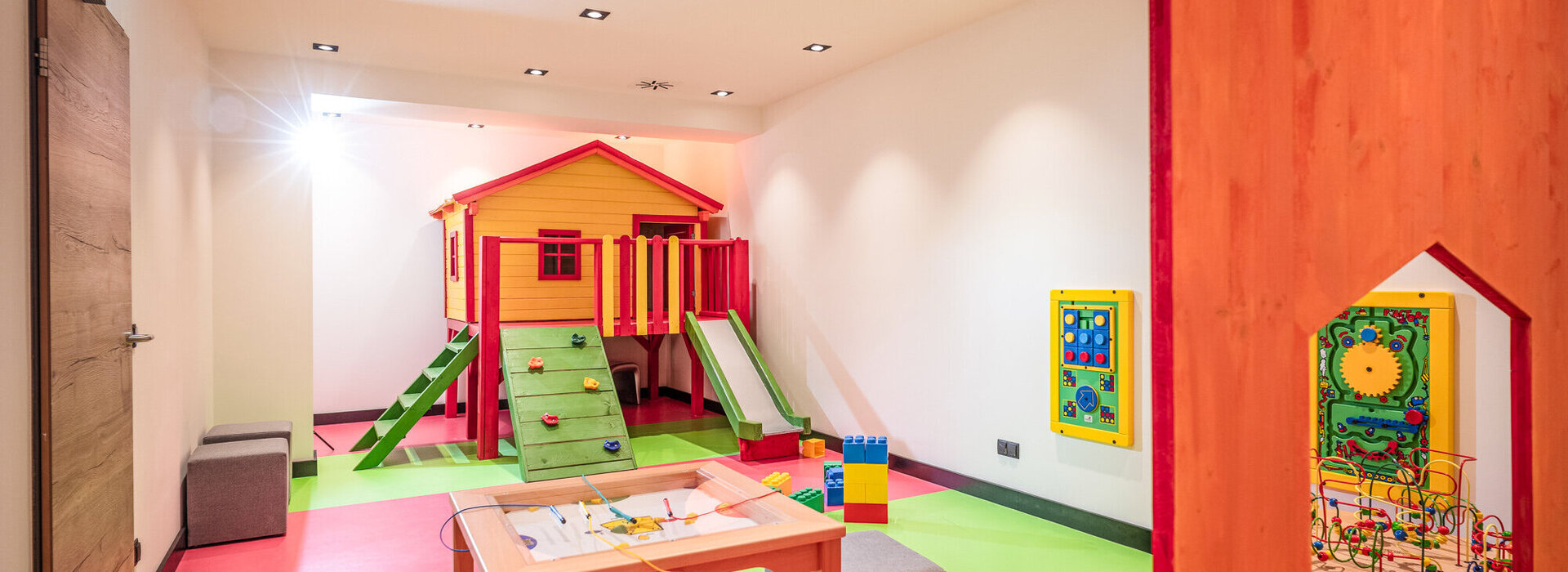 Spielzimmer mit Spielgeräten