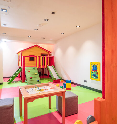 Spielzimmer mit Spielgeräten