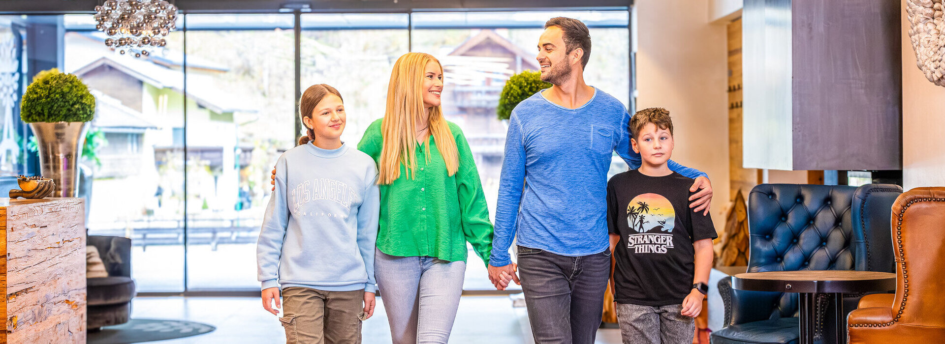 Familie im Eingangsbereich des Hotels Adapura Wagrain