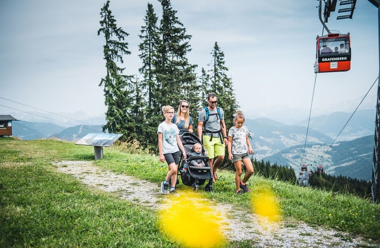 Familie beim Wandern in Wagrain