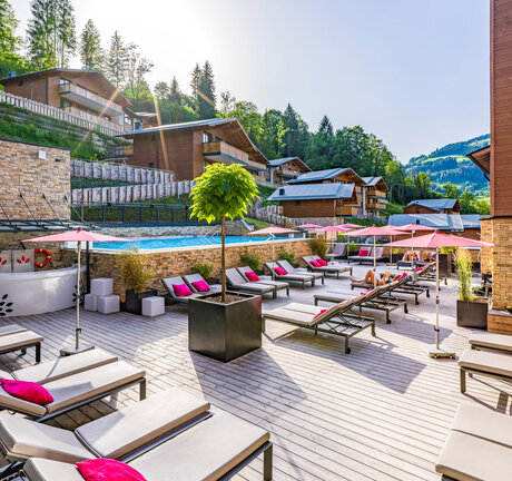 Poolbereich mit Sonnenliegen