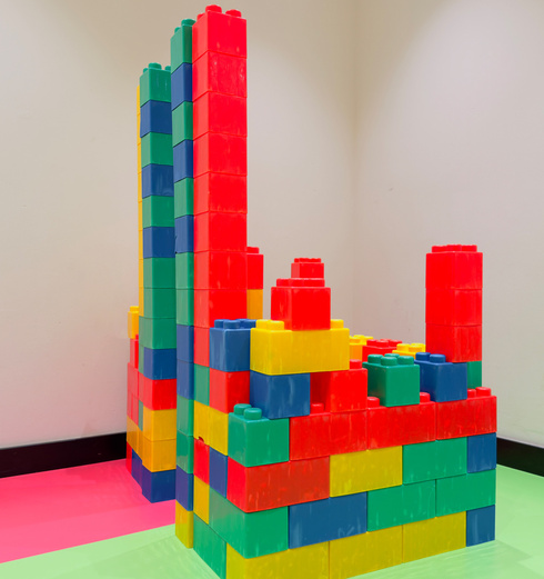 Ein bunter Turm aus Bausteinen