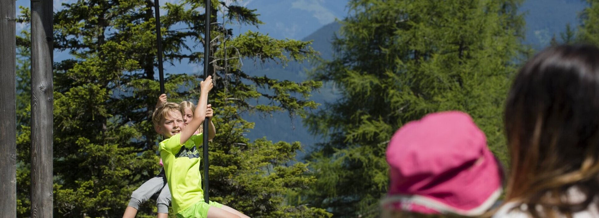 Kinder auf einem Waldspielplatz